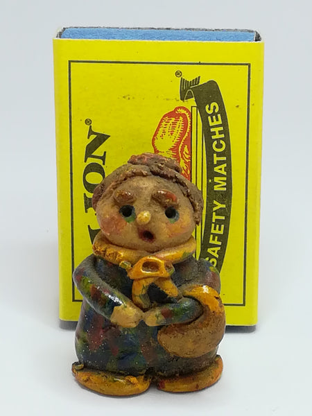 Miniature Clay Old Lady Yellow Scarf Holding Yellow Bag (Miniature, suitable for printer's tray)
