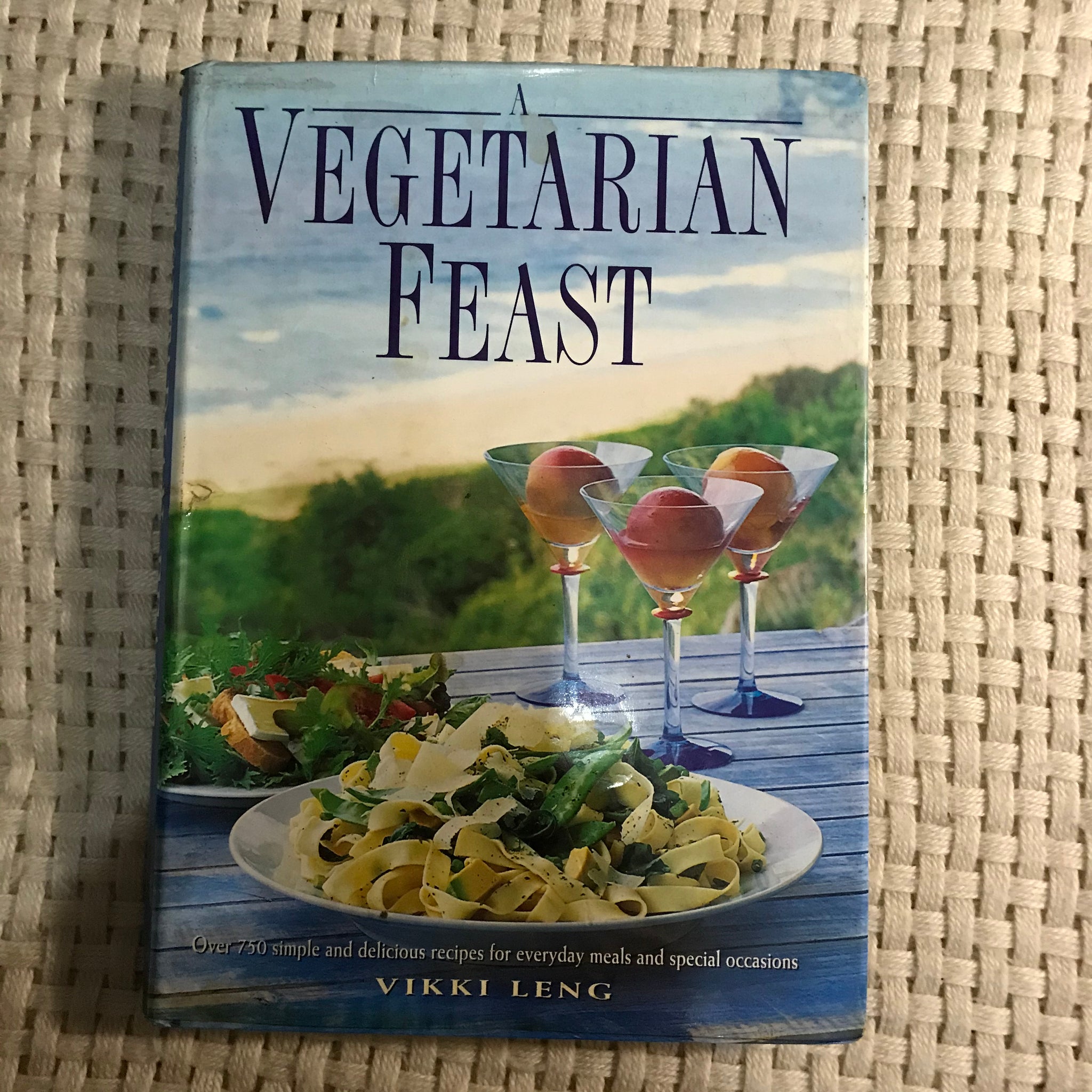 A Vegetarian Feast: Over 750 Simple and Delicious Recipes for Everyday Meals and Special Occasions (Vikki Leng)