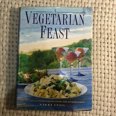 A Vegetarian Feast: Over 750 Simple and Delicious Recipes for Everyday Meals and Special Occasions (Vikki Leng)