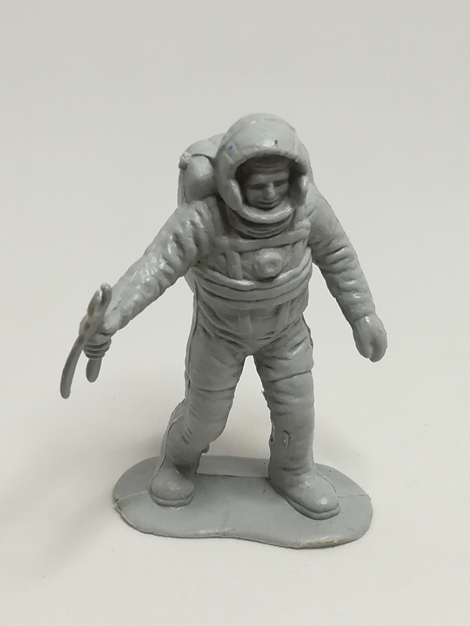 Miniature Grey Astronaut Holding Plier (Miniature, suitable for printer's tray)