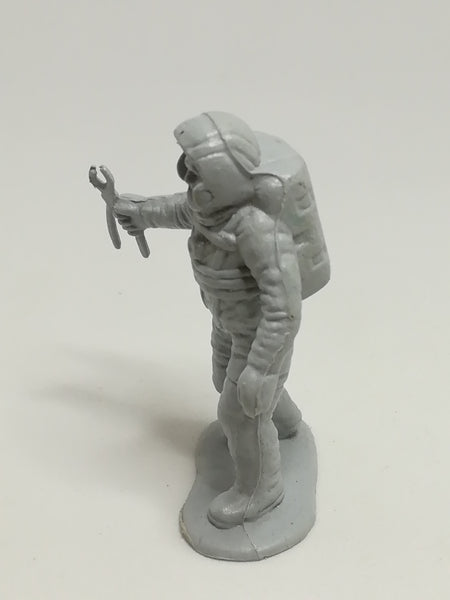 Miniature Grey Astronaut Holding Plier (Miniature, suitable for printer's tray)