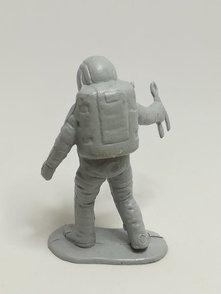 Miniature Grey Astronaut Holding Plier (Miniature, suitable for printer's tray)